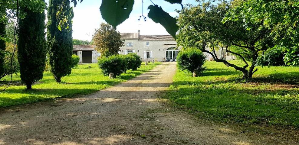 Chambre d’hôte pour 2 personnes, avec jardin, adapté aux familles à Neuvicq-le-Château