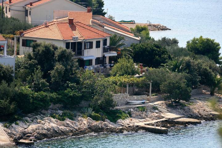 Ganze Wohnung, 2-Zimmer-Ferienwohnung am Strand Maslinica, Solta -b in Maslinica, Solta
