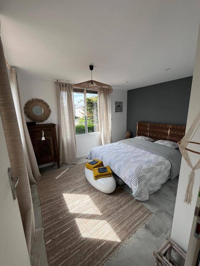 Four-Bedroom House in Coudeville-sur-Mer, Région de Coutances