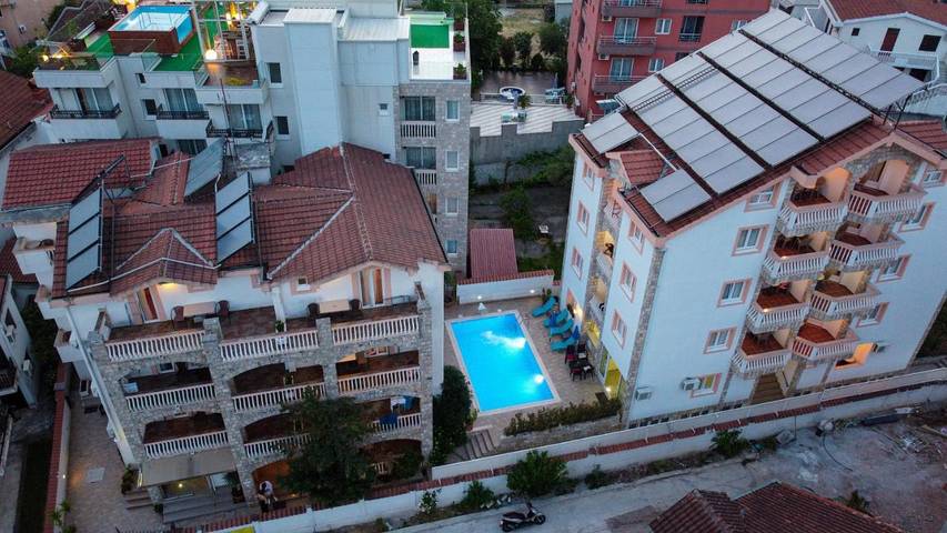 Hôtel pour 2 personnes, avec Balcon et Terrasse ainsi que Jacuzzi et Jardin