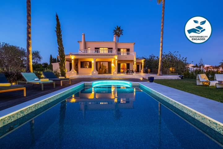 Villa voor 8 personen, with Balkon and Terras as well as Tuin in Guia