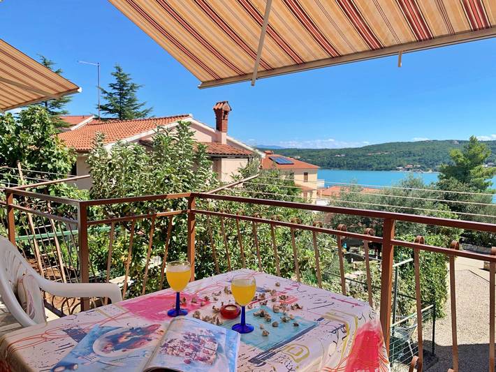 Ganze Wohnung, Apartment Santic - Meerblick, 450 m vom Meer, Balkon, Waschmaschine, Haustiere erlaubt in Čižići, Krk