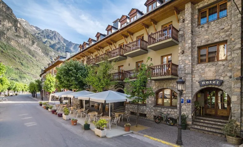 Hôtel pour 10 personnes, avec terrasse - 1