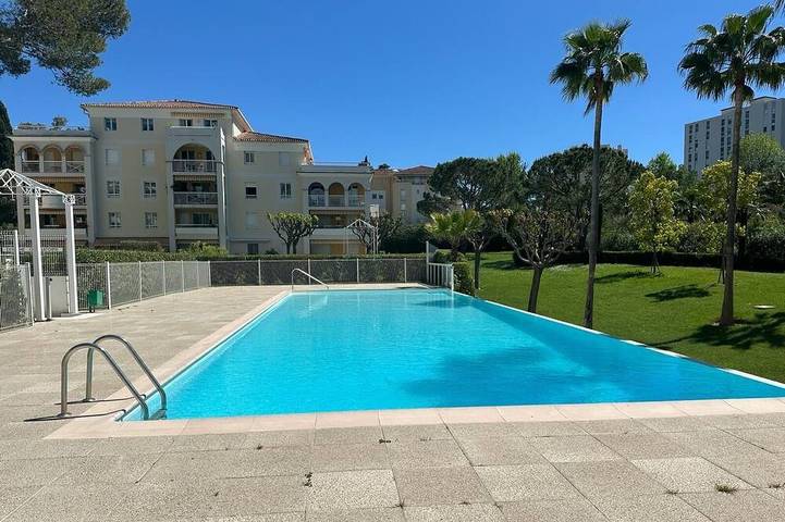 Appartement de vacances pour 3 personnes, avec balcon ainsi que jardin et piscine
