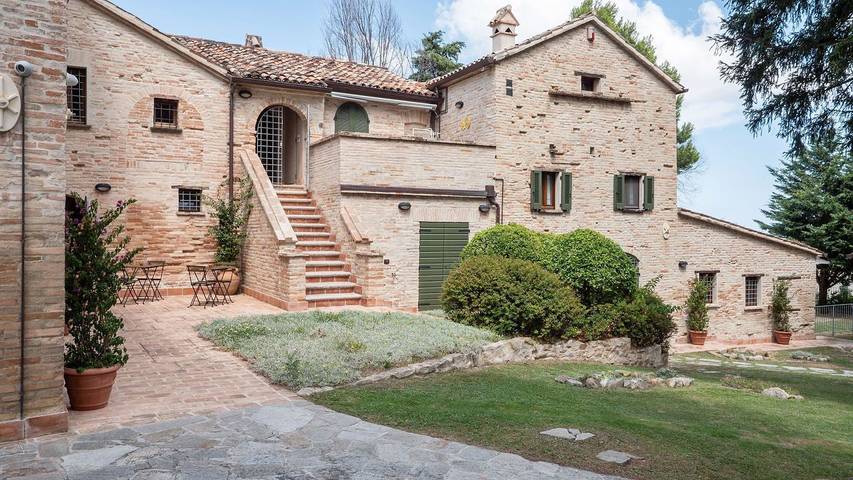 Location de vacances pour 7 personnes, avec piscine et jardin dans Villagrande (Mombaroccio)