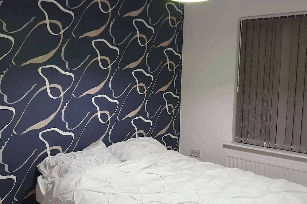 5 bedroom large home with Parking in Rugby in Warwickshire