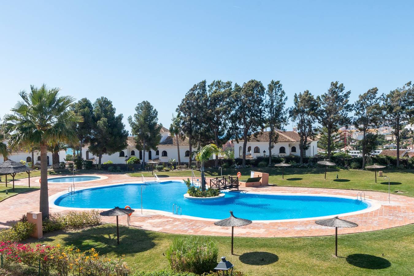 Entire apartment, Apartment 'Duquesa Suites Golf and Gardens' with Shared Pool, Wi-Fi and Air Conditioning in Duquesa Regent, Manilva