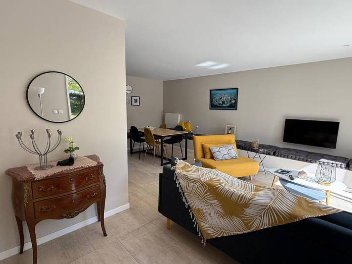 Gîte pour 2 personnes, avec Terrasse et Jardin ainsi que Piscine et Vue dans Thermes de Camoins les Bains