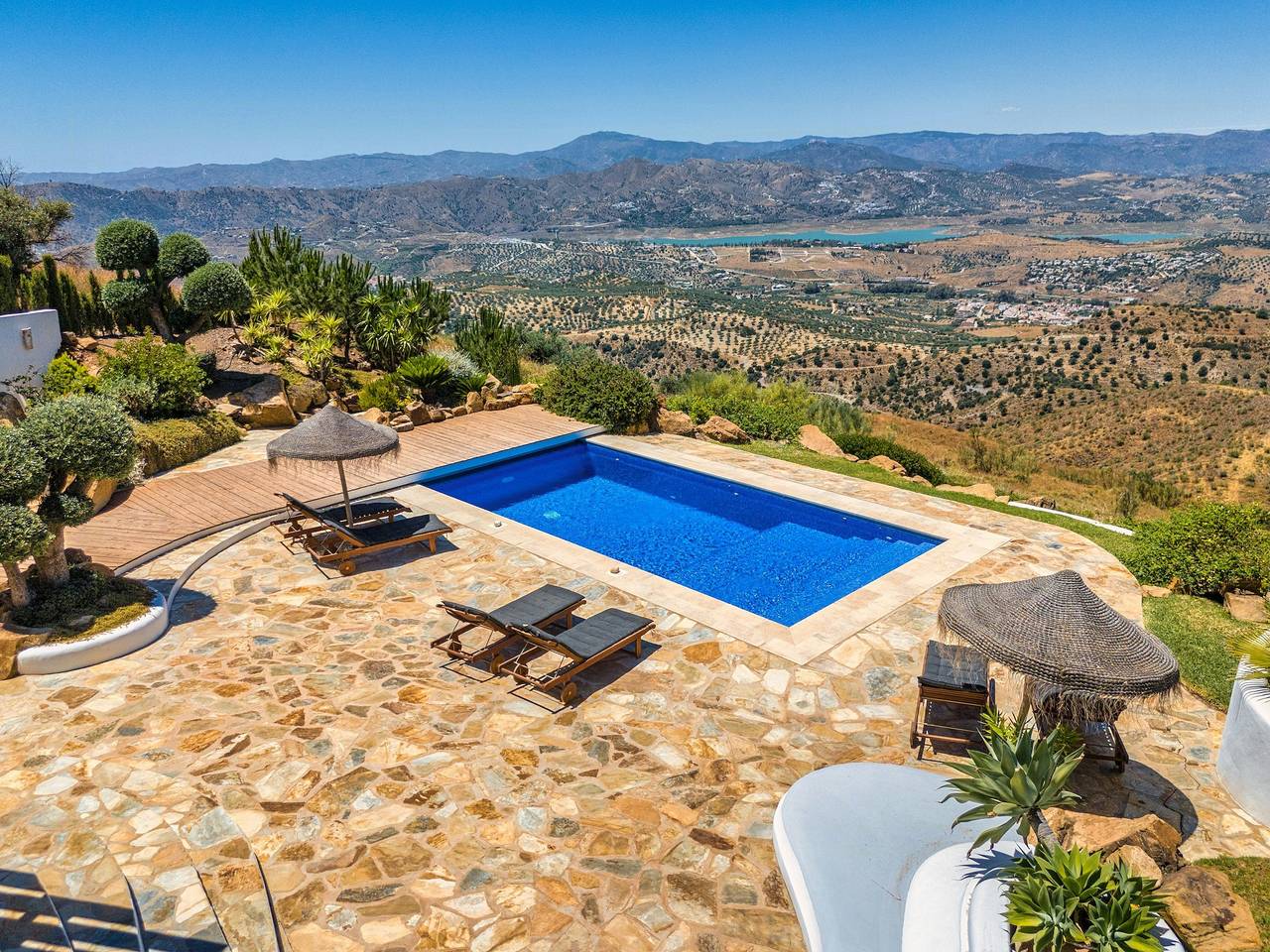 Villa mit einzigartigem Design in der Nähe von Alcaucín, Málaga in Canillas de Aceituno, Málaga Provinz