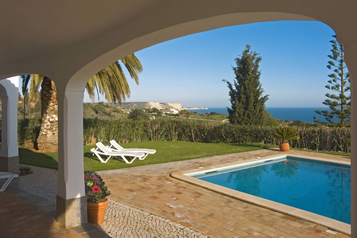 Villa Camena, piscine privée, vue sur la mer in Luz, District de Faro