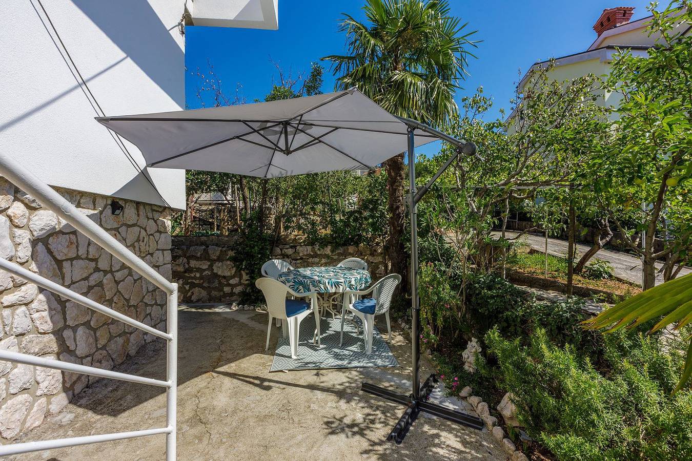 Apartamento entero, Helles Apartment nur 190 Meter zum Strand mit Meerblick, privater Terrasse, Wifi in Dramalj, Condado de Primorje-Gorski Kotar