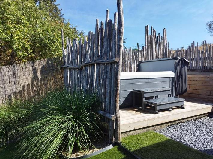 Location de vacances pour 4 personnes, avec Jacuzzi et Terrasse ainsi que Jardin et Vue dans Han-sur-Lesse