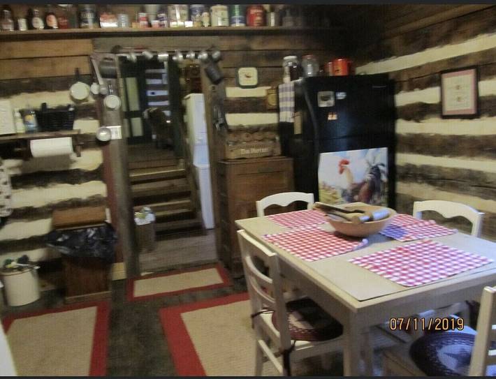 Log cabin for 6 people, with pool and yard, with pets in Virginia
