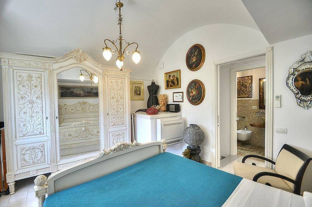 Villa Marinella: A romantic and welcoming three-story villa situated in a quiet location, at a short distance from the famous Piazzetta of Capri, with Free Wi-Fi. in Capri, Naples Province