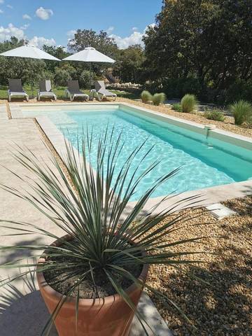 Location de vacances pour 6 personnes, avec terrasse ainsi que vue et piscine à Cabrières-d'Avignon