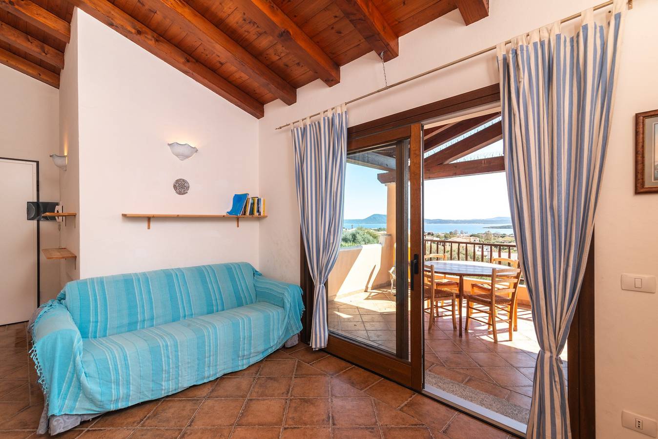 Apartamento entero, Apartamento "Poggio Dei Fiori G6" con vistas al mar y terraza privada in Moriscu, Pittulongu