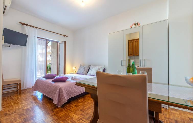 Appartement de vacances entier, Appartement confortable avec terrasse, cuisine et parking - À 500 m de la plage de Strobec in Stobrec, Split-Dalmatie