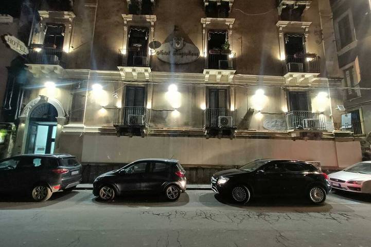 Vacation rental for 5 people, with terrace and yard in Catania