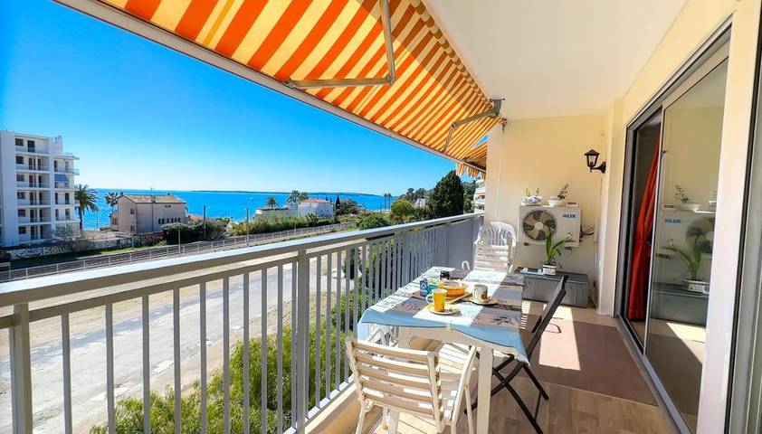 Location de vacances pour 4 personnes, avec Balcon ainsi que Terrasse et Vue dans Golfe-Juan
