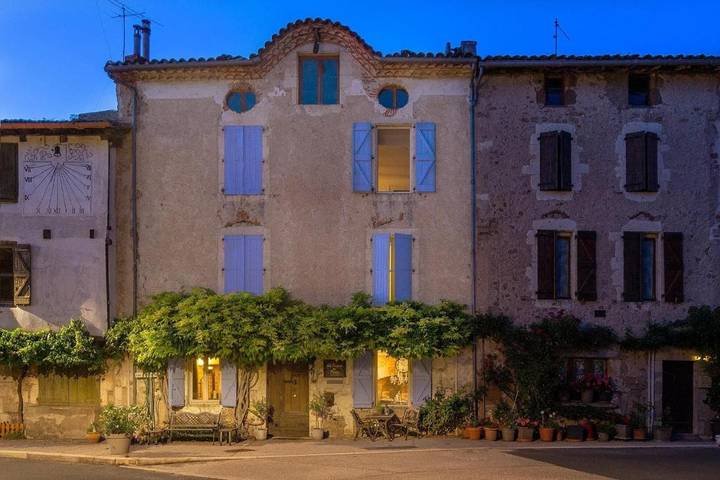 Gîte pour 2 personnes, avec vue ainsi que jardin et terrasse à Les Cabannes (Tarn)