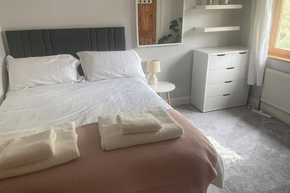 Luxury and spacious 6-bedroom house in marvelous Ballina with many amemities. in Nenagh, Lough Derg