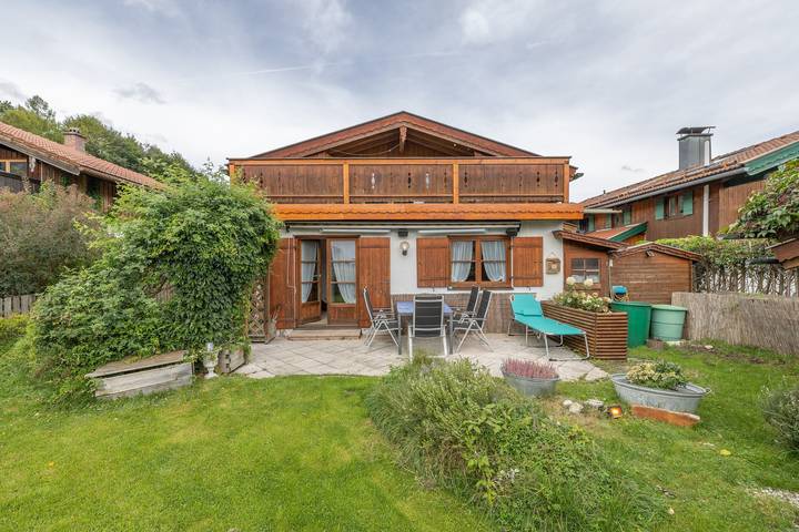 Apartamento entero, Suite Sinja: apartamento vacacional con vistas a la montaña, terraza privada y Wi-Fi in Hausham, Región Alpina de Tegernsee y Schliersee