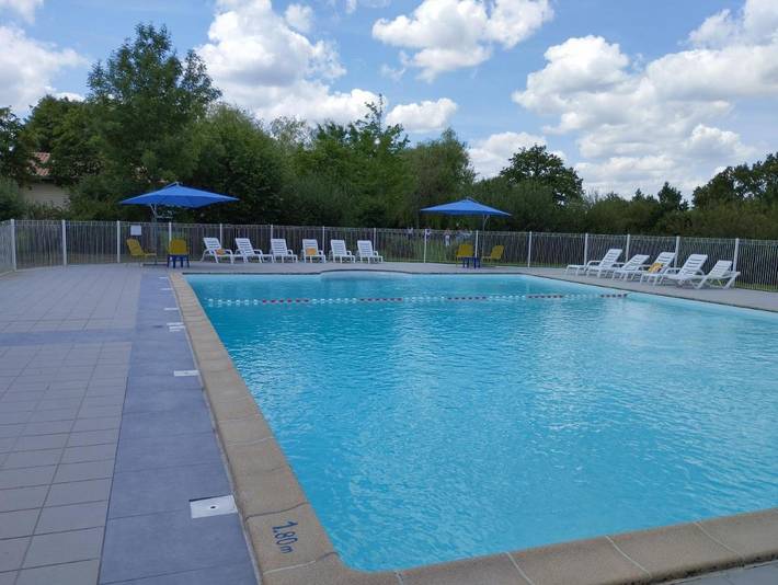 Parc de vacances pour 5 personnes, avec Terrasse ainsi que Jardin et Piscine à Moutiers-sous-Chantemerle