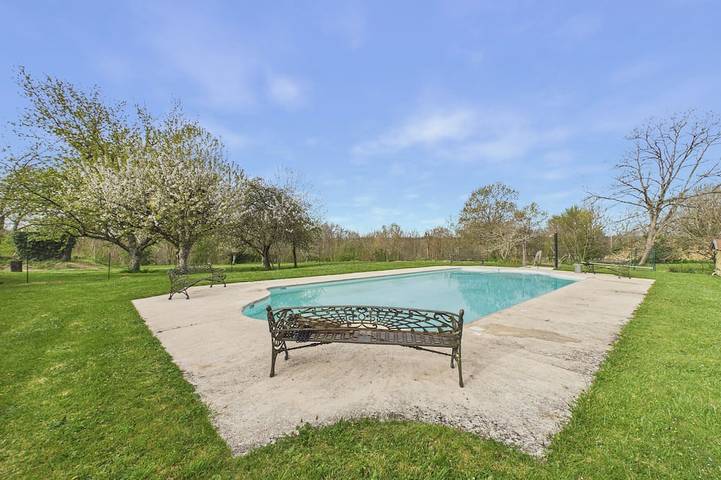 Gîte pour 2 personnes, avec piscine et jardin