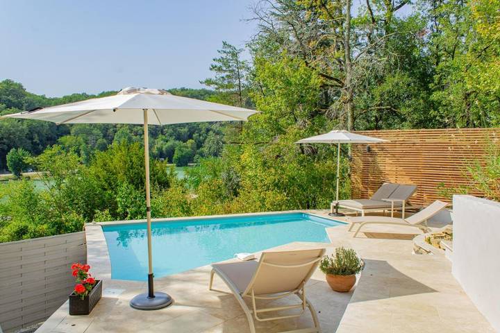 Location de vacances pour 6 personnes, avec jardin et vue ainsi que vue sur le lac et piscine à Catus