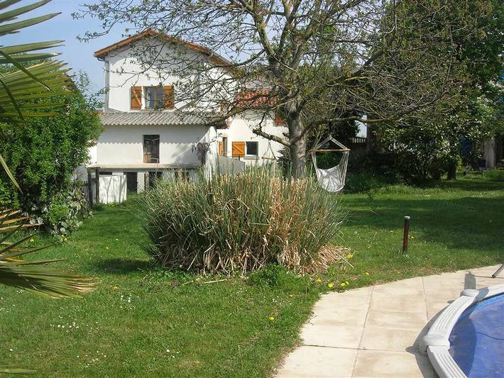 Location de vacances pour 6 personnes, avec Terrasse ainsi que Jardin et Piscine dans l' Isère