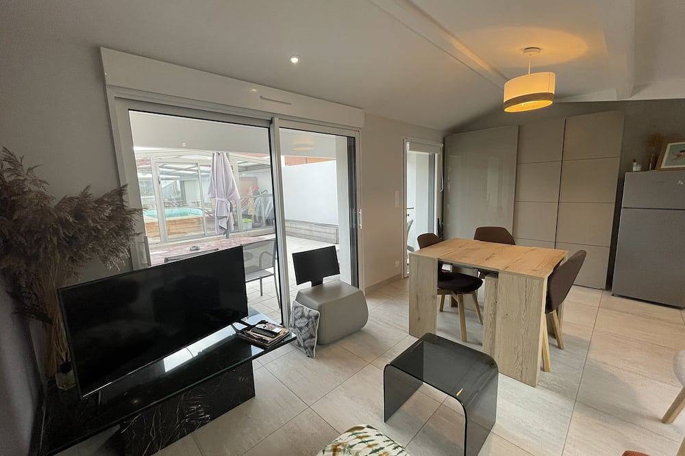 Terrasse et patios privatifs, piscine ludique avec remous sous abri amovible in Les Sables-d'Olonne, Vendée