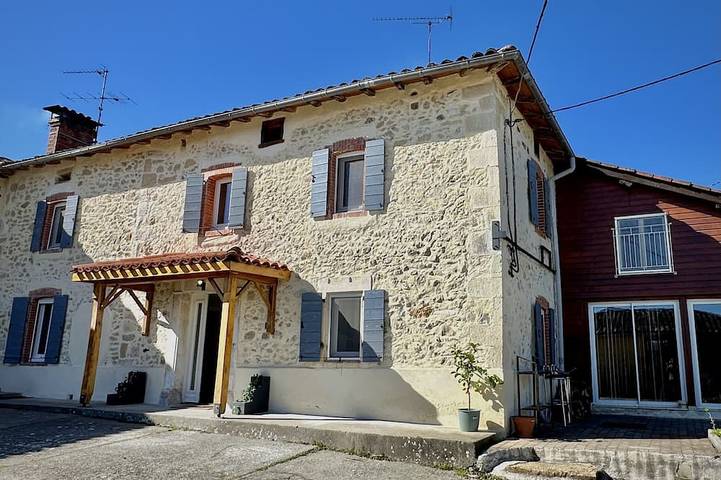 Gîte pour 12 personnes, avec piscine et jardin à Cassagne (Haute-Garonne)