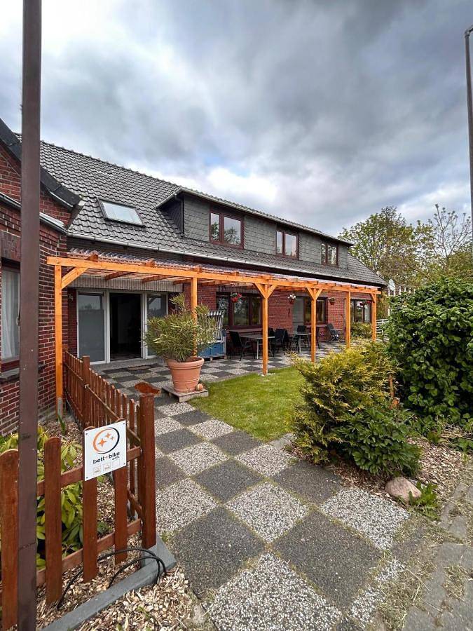 Ferienhaus, mit Balkon und Terrasse sowie Garten und Ausblick