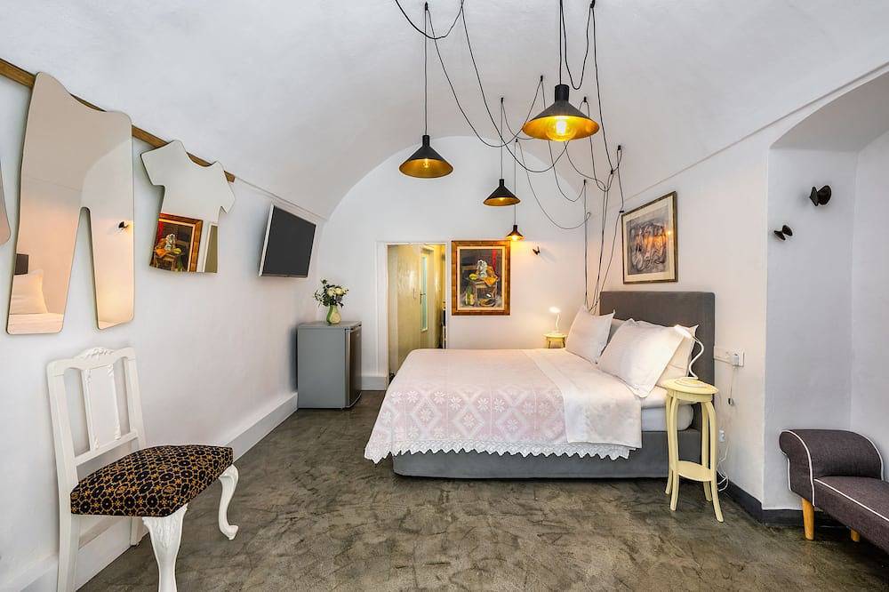 Santoriniparadise: Traditional Cave in the heart of Oia in Ormos Ammoudiou, Oia