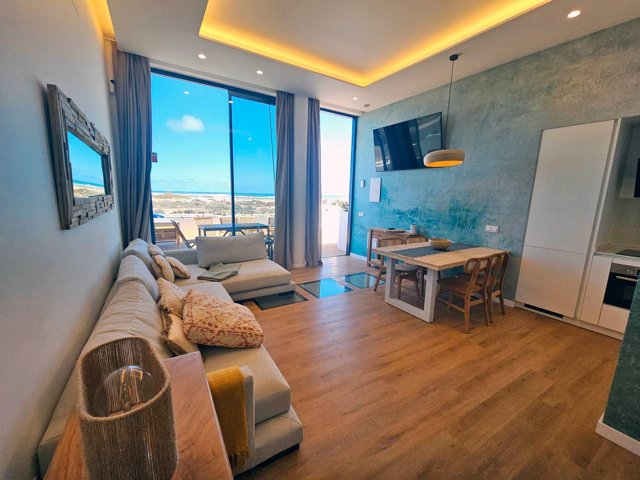 Entire apartment, Vacation Apartment 'Maar Suites Cotillo 2 - Seafront' with Sea View, Private Terrace and Wi-Fi in El Cotillo, La Oliva