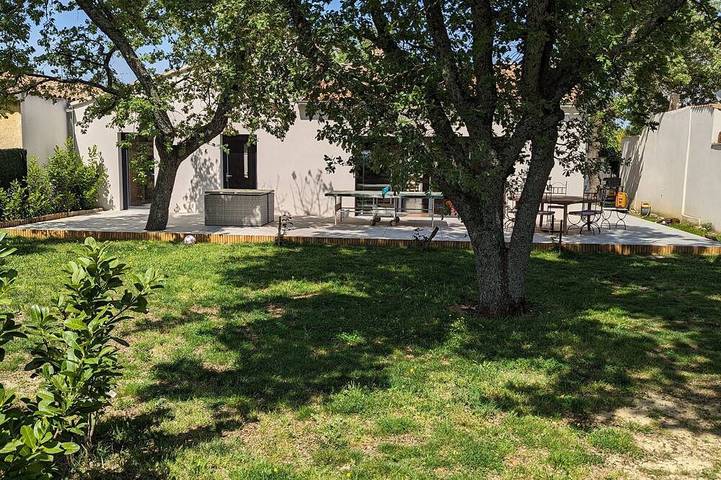 Location de vacances pour 12 personnes, avec terrasse et jardin à Saint-Victor-la-Coste