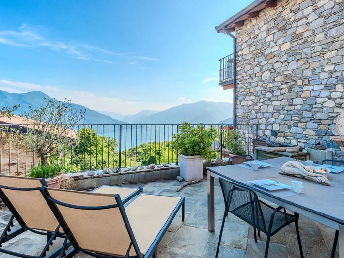 Appartamento per 3 persone, con giardino e vista lago nonchĂŠ terrazza e panorama in Valtellina