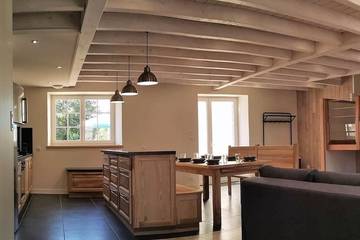 Gîte pour 13 personnes, avec jardin ainsi que jacuzzi et terrasse à Arlempdes