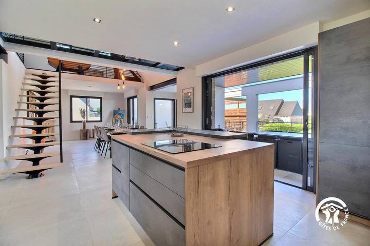 Gîte pour 8 personnes, avec piscine ainsi que jardin et terrasse dans Plage Kerminihy - 4