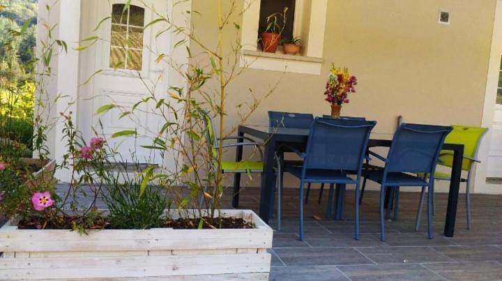 Gîte pour 5 personnes, avec vue ainsi que jardin et piscine à Volvent - 2