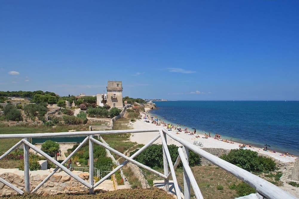 Trullo mit direkten zugang zum Meer in Spiaggia del Ponte Lama, Bisceglie