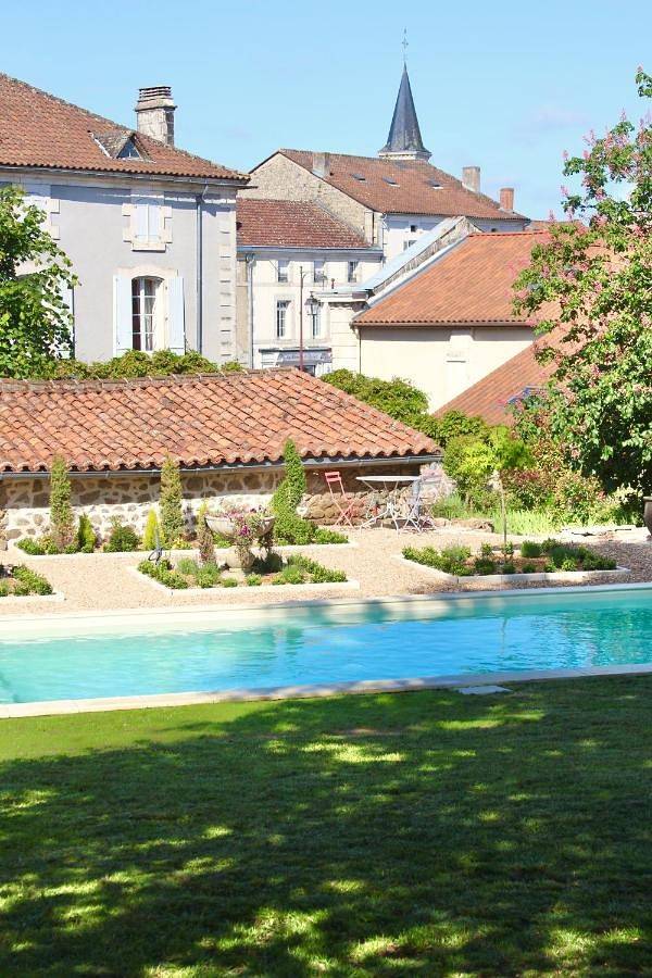 Location de vacances pour 4 personnes, avec Terrasse et Jardin ainsi que Piscine et Vue à Piégut-Pluviers