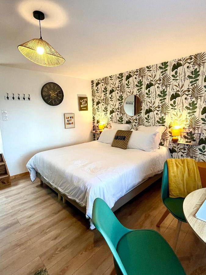 Appartement entier, La Forêt suspendue - Gîte nature sur 9ha - option Spa avec vue panoramique in Vollore-Ville, Parc Naturel Régional Livradois-Forez