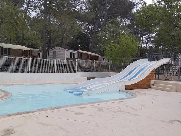 Location de vacances pour 6 personnes, avec jardin ainsi que piscine et jacuzzi à Nans-les-Pins - 4