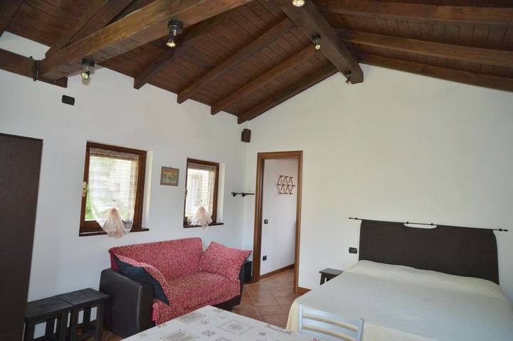 Ferienwohnung für 2 Personen, mit Terrasse und Garten sowie Seeblick und Ausblick