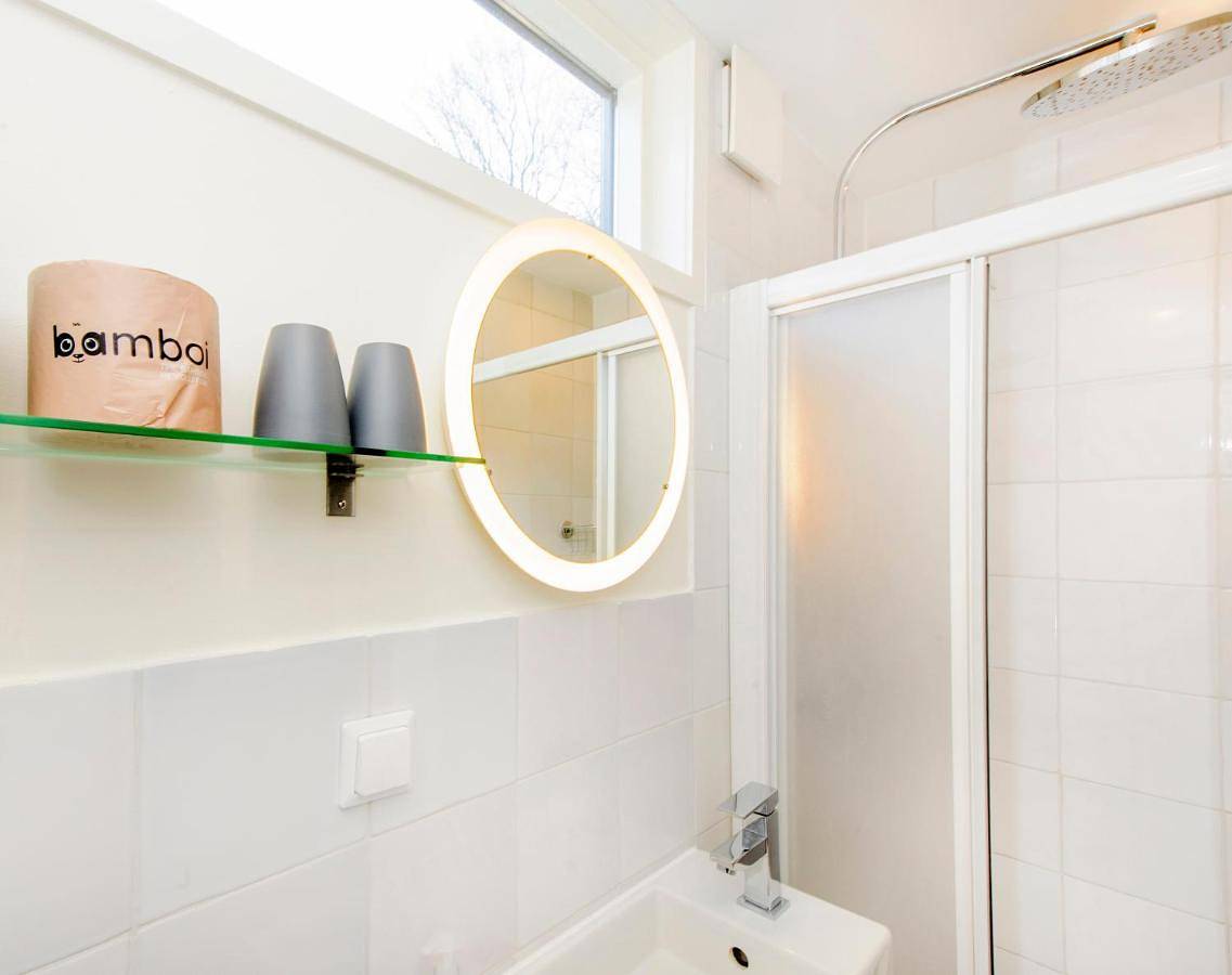 Houseboat studio with canalview and free bikes in Amsterdam Oud-Zuid, Hollande-Septentrionale