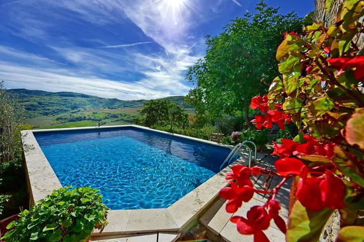 Ferienhaus für 8 Personen, mit Balkon und Whirlpool sowie Terrasse und Garten in Motovun