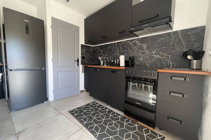 Appartamento intero, Cap Corse, Sisco. Apartment in stone village house with sea view in Sisco, Capo Corso