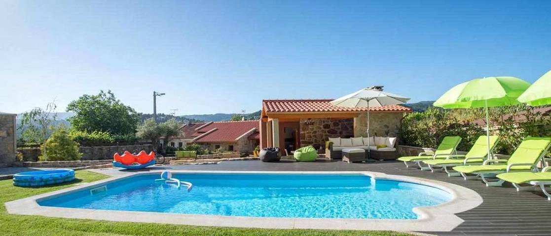 Casa de férias para 8 pessoas, com jardim e piscina em Melgaço