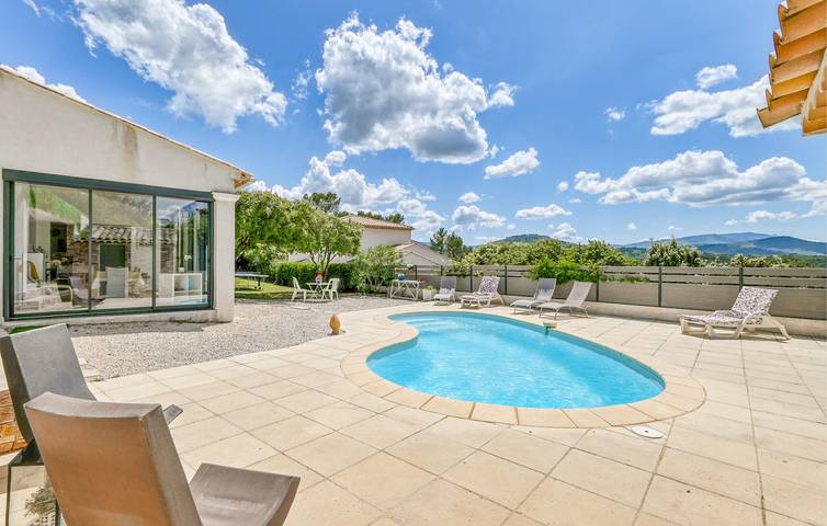 Appartement au bord de la piscine avec parking et Internet in Tourves, Région de Brignoles